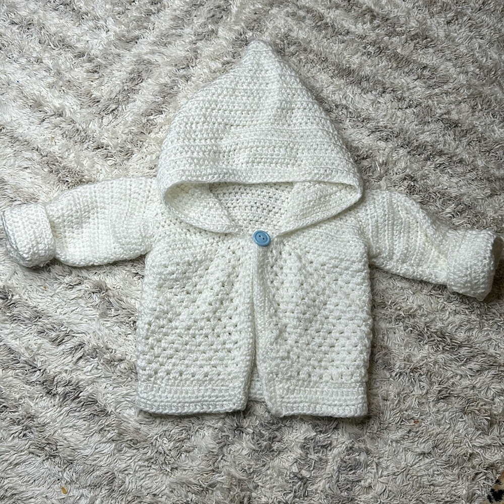 6/9m baby boy crochet sweater with hood absolutely adorable white, blue button